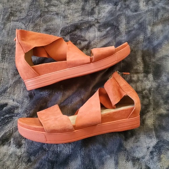 Eileen Fisher woman's strappy suede  sandals size 8, low heel walking