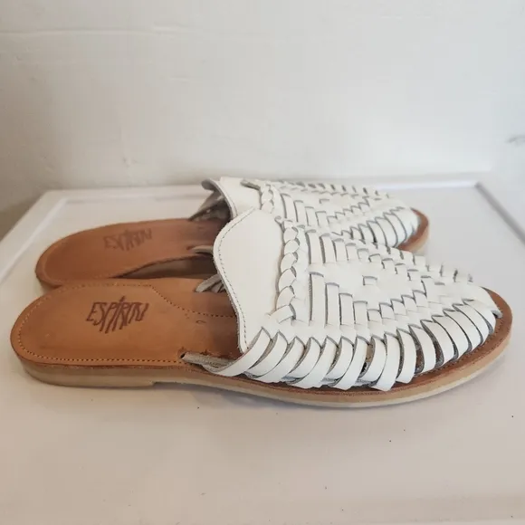 Espiritu Campo Slip On white leather sandals size 9