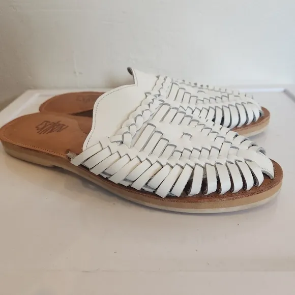 Espiritu Campo Slip On white leather sandals size 9