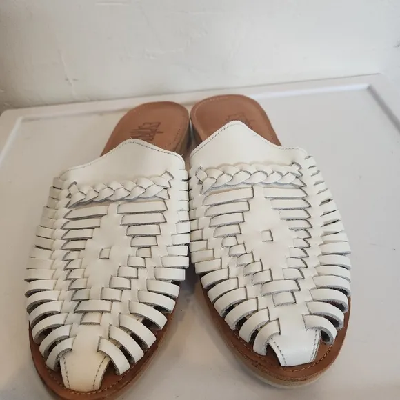 Espiritu Campo Slip On white leather sandals size 9