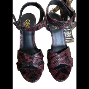 🦄😎❤️ESTATE SALE GBG Guess Burgundy Black Animal Print Sandal Size 6M Platform
