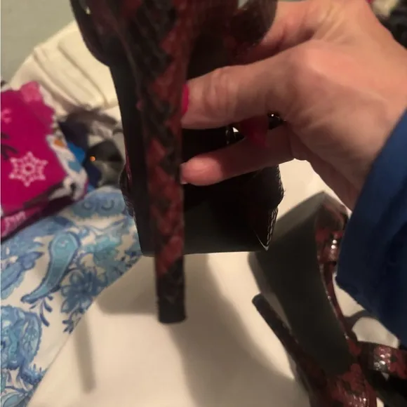 🦄😎❤️ESTATE SALE GBG Guess Burgundy Black Animal Print Sandal Size 6M Platform