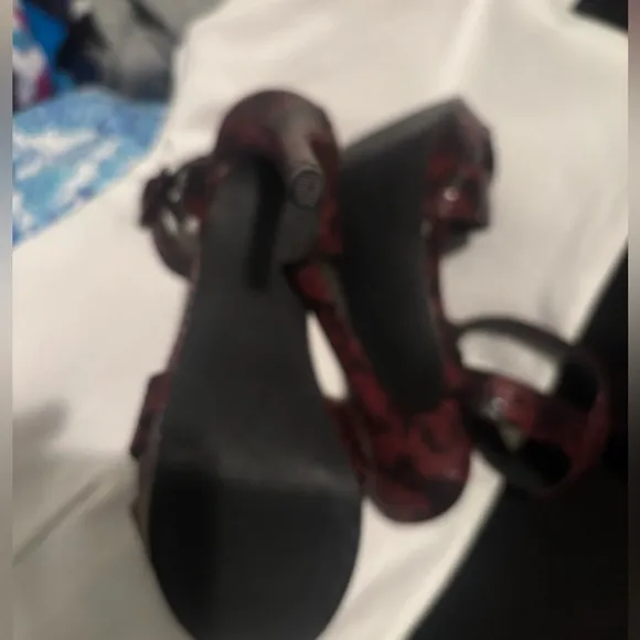 🦄😎❤️ESTATE SALE GBG Guess Burgundy Black Animal Print Sandal Size 6M Platform