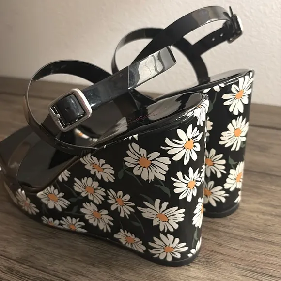 EUC [Betsey Johnson] Landry Daisy Floral Platform Wedge Sandals Women’s Sz 6.5