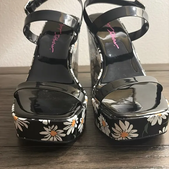 EUC [Betsey Johnson] Landry Daisy Floral Platform Wedge Sandals Women’s Sz 6.5