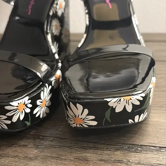 EUC [Betsey Johnson] Landry Daisy Floral Platform Wedge Sandals Women’s Sz 6.5