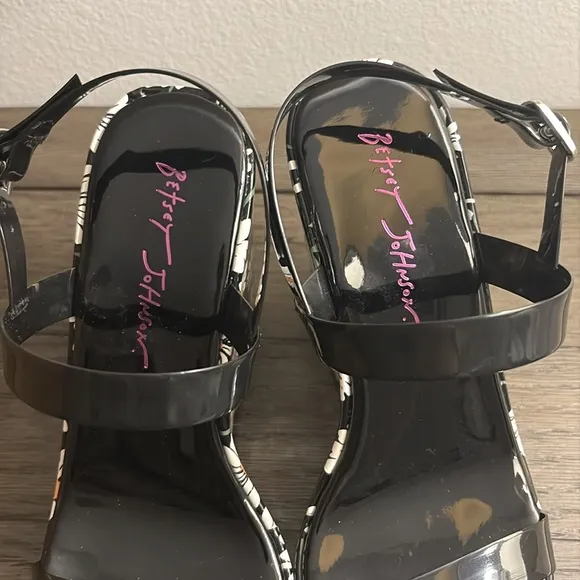 EUC [Betsey Johnson] Landry Daisy Floral Platform Wedge Sandals Women’s Sz 6.5