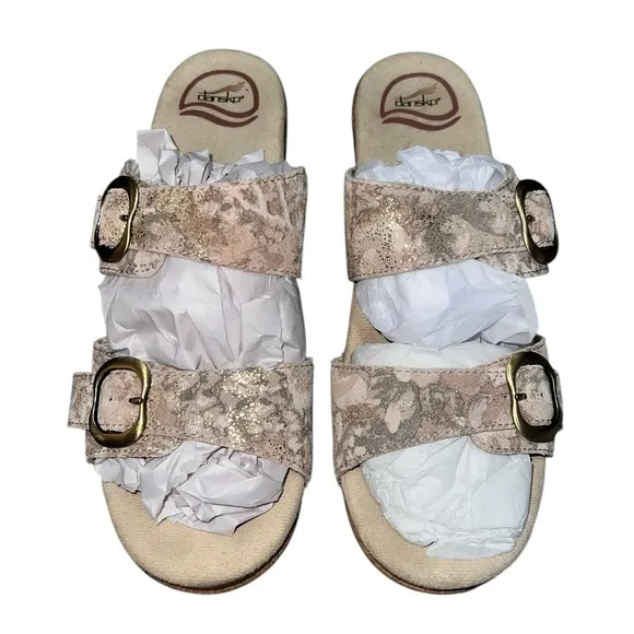 {EUC Dansko women’s sandals beige tan with gold hardware size EU 39 / 8.5 / 9}