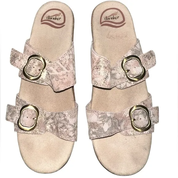 {EUC Dansko women’s sandals beige tan with gold hardware size EU 39 / 8.5 / 9}