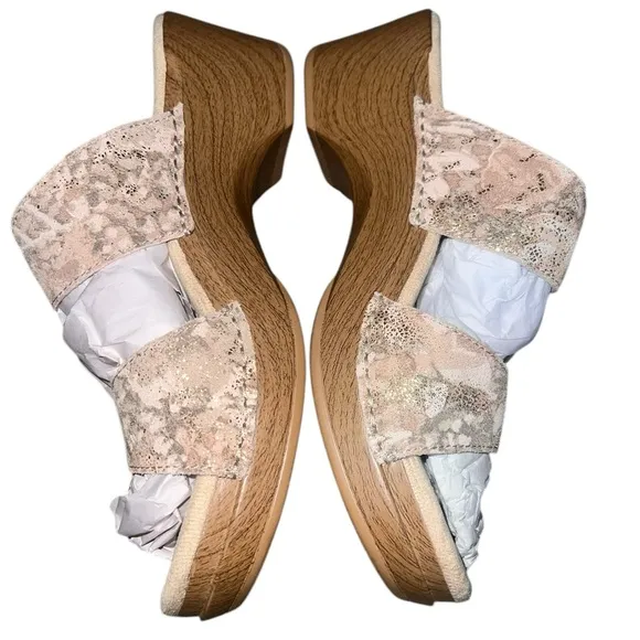{EUC Dansko women’s sandals beige tan with gold hardware size EU 39 / 8.5 / 9}