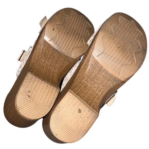 {EUC Dansko women’s sandals beige tan with gold hardware size EU 39 / 8.5 / 9}