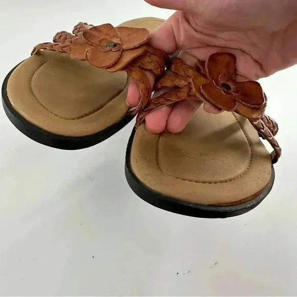 Expressions sandals size 8 tan leather floral braided 80s 90s slip on slides