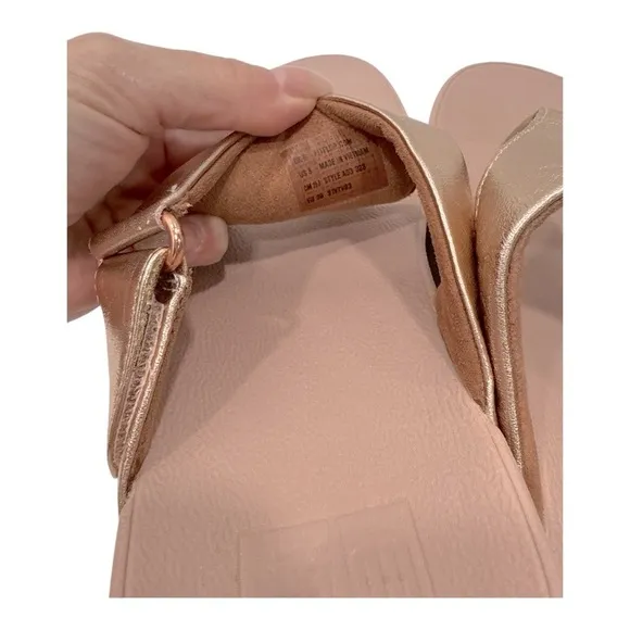 FitFlop Women's Sarna Toe Thong Sandal Color: Rose Gold size 8