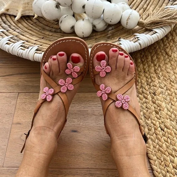 Free People New Pink Flower Laidback London Flat hand beaded Sandal. Handmade 🌈