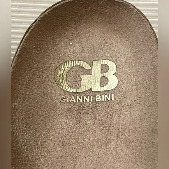 GIANNI BINI CHEETAH PRINT POM POM SANDALS SIZE 9M.