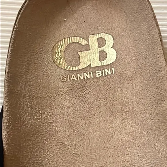 GIANNI BINI CHEETAH PRINT POM POM SANDALS SIZE 9M.