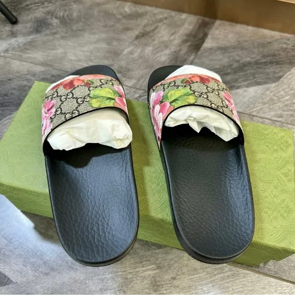 Gucci Black and Pink Sandals with Signature Style