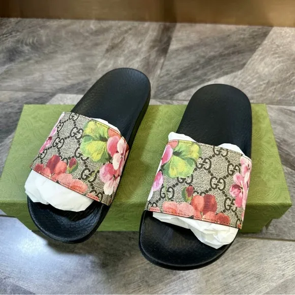 Gucci Black and Pink Sandals with Signature Style