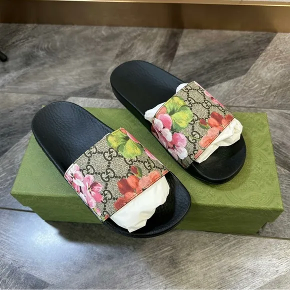 Gucci Black and Pink Sandals with Signature Style