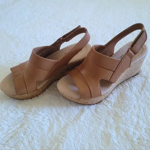 ✨️HP✨️ Clarks Annadel Ivory TAN Sandals - NIB