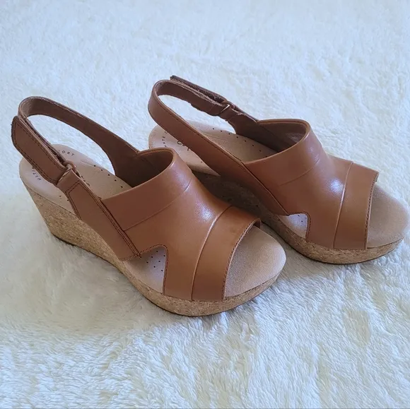 ✨️HP✨️ Clarks Annadel Ivory TAN Sandals - NIB