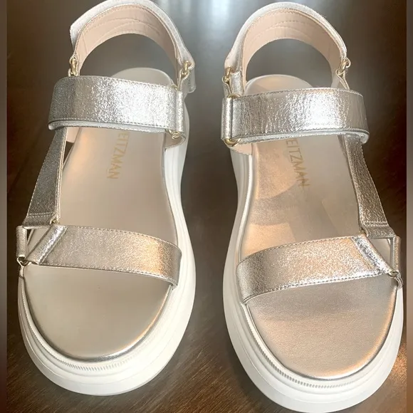 💫HP‼️💫 NIB STUART WEITZMAN “Zoelie” Platform Sandals in Metallic Slvr/Wht, 8.5