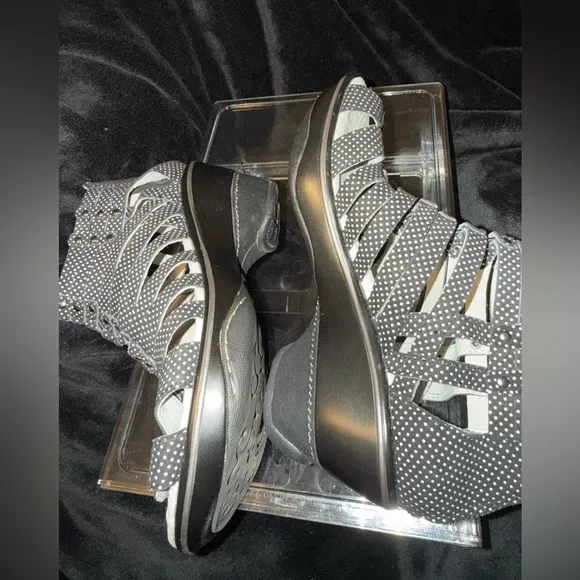 Jambu Black and White Sandals Modern Style
