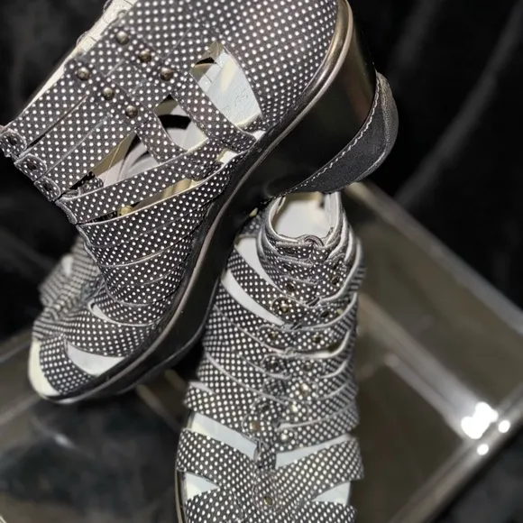 Jambu Black and White Sandals Modern Style