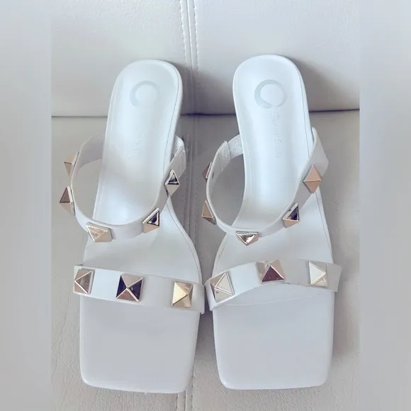Journee Collection Kirian Ivory 2.5” Square  Heel Sandals 8.5 Elegant