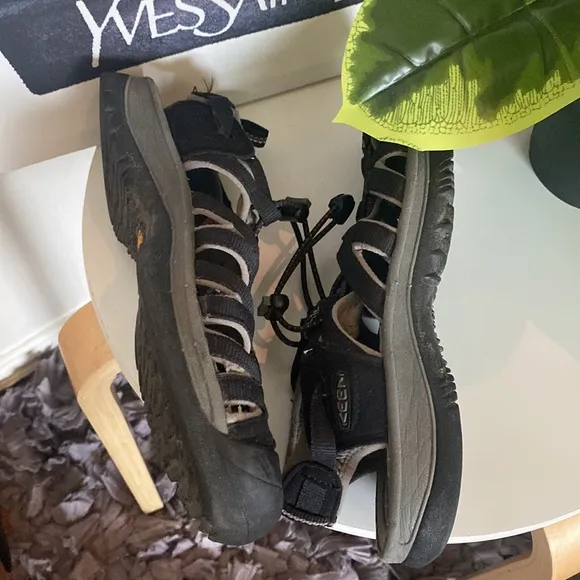 🖤Keen black sandals 🖤size 7