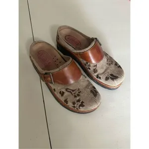 Klogs Footwear Women's Austin Taupe Suede Tapestry Clogs Sandals Size 8