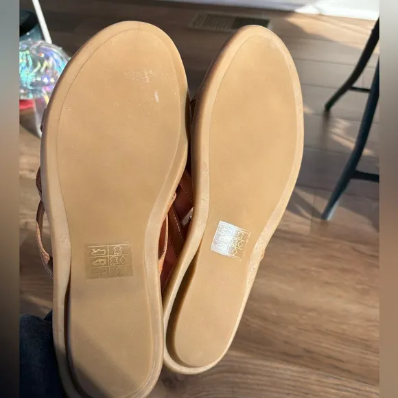Lands’ End strappy tan leather flat sandals NWT