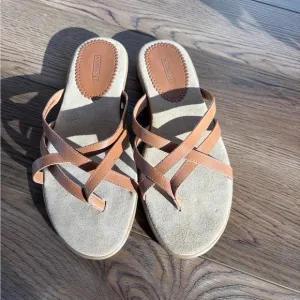 Lands’ End strappy tan leather flat sandals NWT