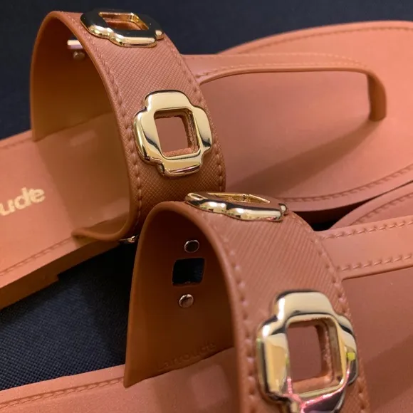 LARROUDÉ Milan S T-Strap Sandals with Gold Eyelets — Women’s 10/11 US - Caramel