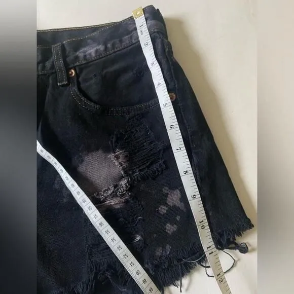 Levi’s - Vintage cut off black distressed acid wash denim shorts