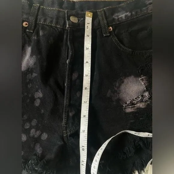 Levi’s - Vintage cut off black distressed acid wash denim shorts