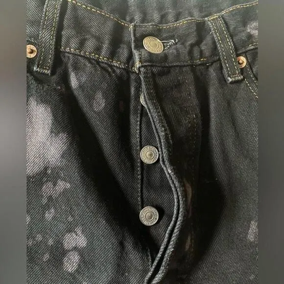 Levi’s - Vintage cut off black distressed acid wash denim shorts