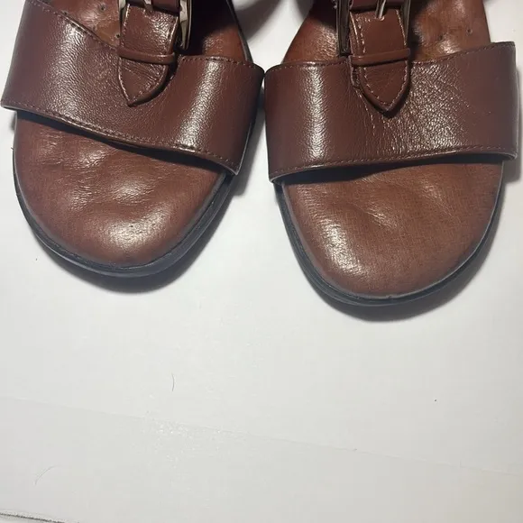 Like new Walking Cradles Womens 7.5 Brown Sandals comfort cushion silver buckle