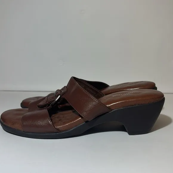 Like new Walking Cradles Womens 7.5 Brown Sandals comfort cushion silver buckle