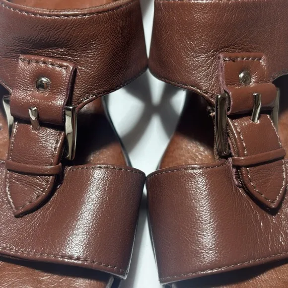 Like new Walking Cradles Womens 7.5 Brown Sandals comfort cushion silver buckle