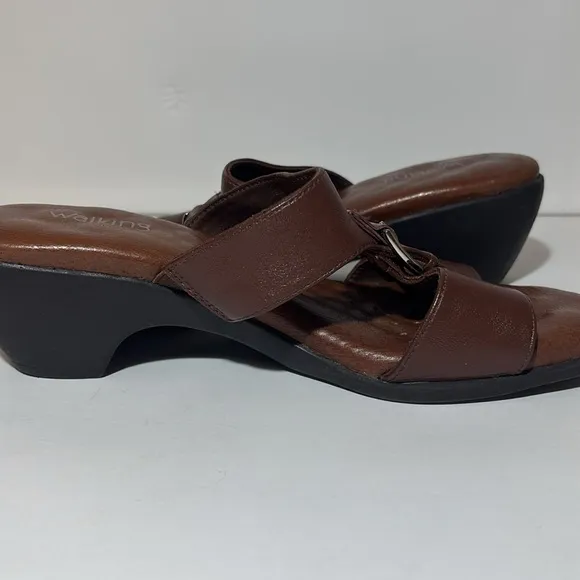 Like new Walking Cradles Womens 7.5 Brown Sandals comfort cushion silver buckle