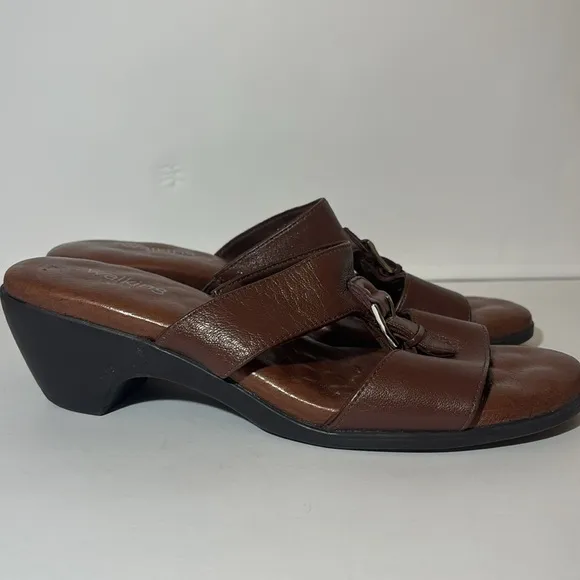 Like new Walking Cradles Womens 7.5 Brown Sandals comfort cushion silver buckle