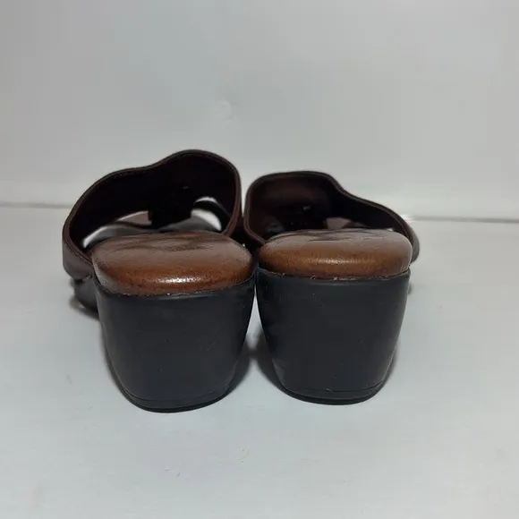 Like new Walking Cradles Womens 7.5 Brown Sandals comfort cushion silver buckle