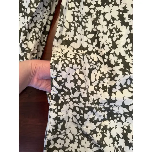 Lou &amp; Grey Size Small Green and White Floral Dress