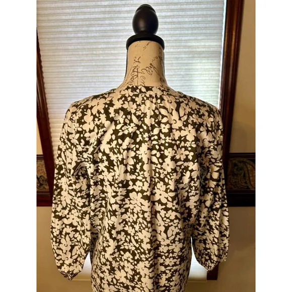 Lou &amp; Grey Size Small Green and White Floral Dress
