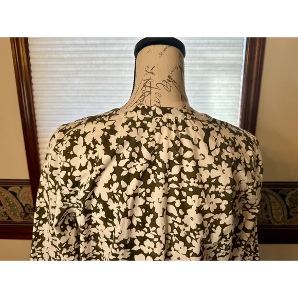 Lou &amp; Grey Size Small Green and White Floral Dress