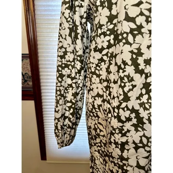 Lou &amp; Grey Size Small Green and White Floral Dress