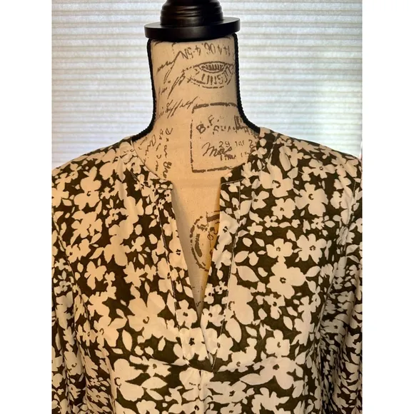 Lou &amp; Grey Size Small Green and White Floral Dress