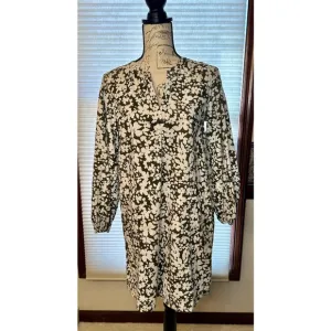 Lou &amp; Grey Size Small Green and White Floral Dress
