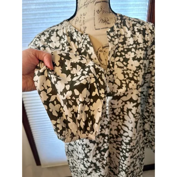 Lou &amp; Grey Size Small Green and White Floral Dress